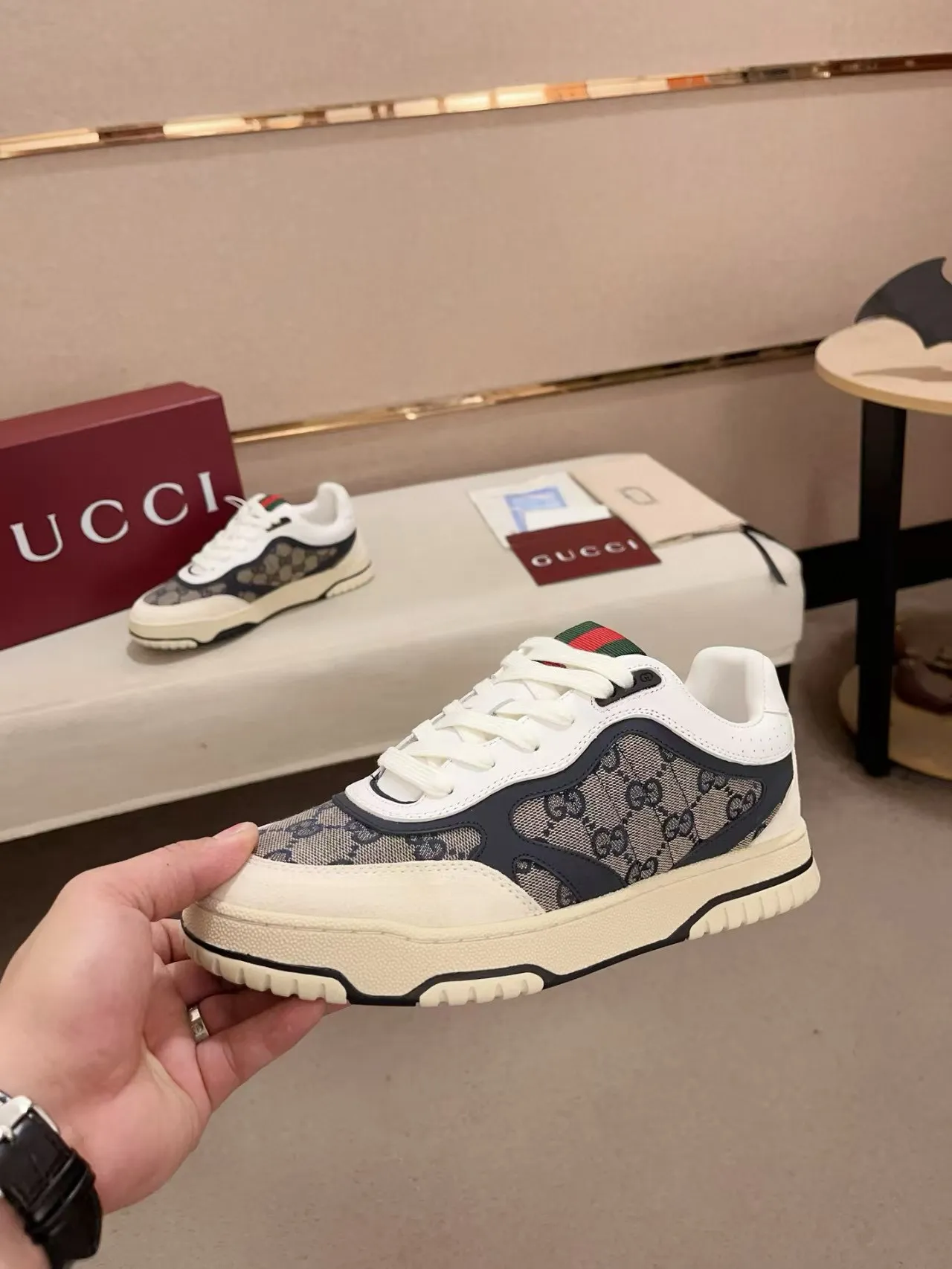 Factory price: 420💰Gucci new men's shoes GUCCI [Lightning] latest shoes are shipped. Original quality, fashionable, made of special materials, sheepskin lining, brand new packaging. The foot feels super comfortable and the workmanship is impeccable. Size: Men's 38-44, customized 45